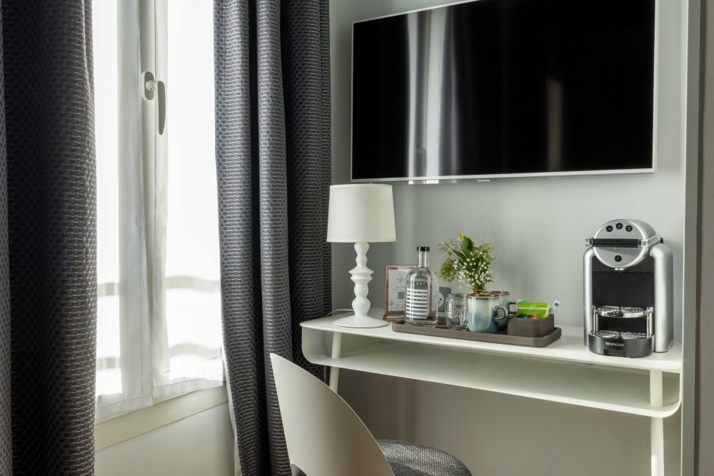 chambre superieure hotel marais home paris 75011 75002 75004 republique sacre coeur balcon toit de paris