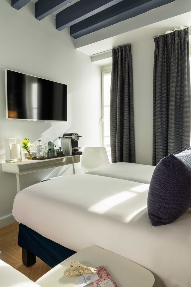 chambre triple hotel marais home 75011 75002 75004 paris republique sacre coeur view