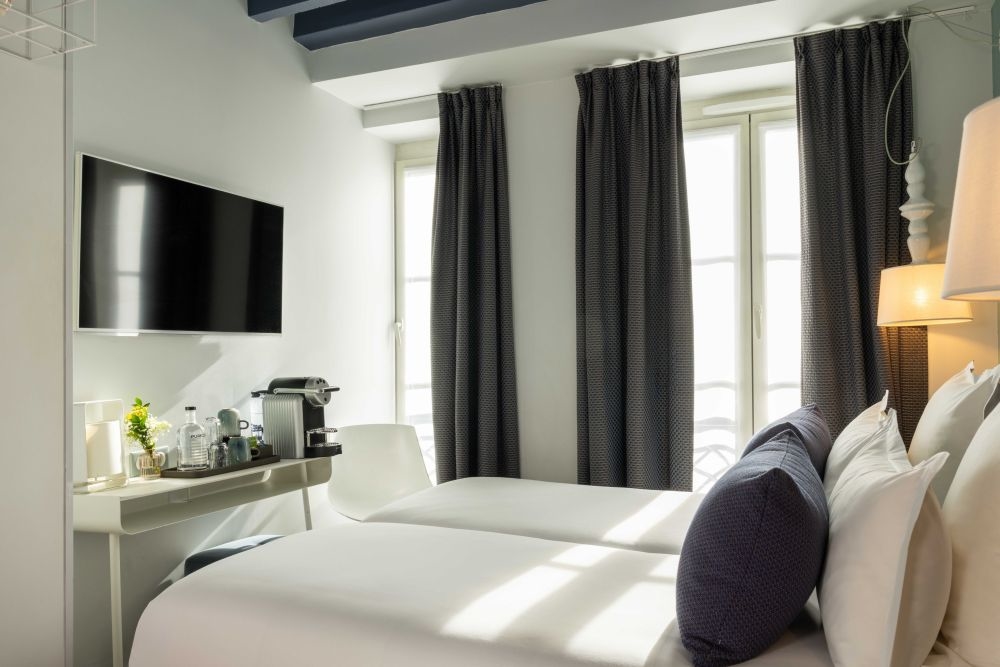 chambre triple hotel marais home 75011 75002 75004 paris republique sacre coeur view